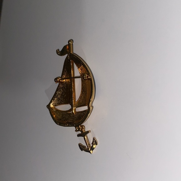 VINTAGE AVON SHIP BOAT NAUTICAL GOLD TONE ENAMEL STYLE RED BLUE WHITE PIN BROOCH - Picture 5 of 7